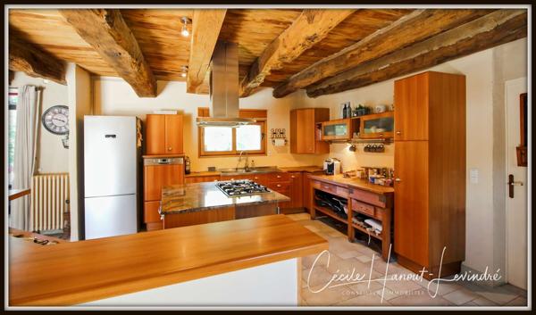 Combourg (35270) COMBOURG - Secteur Nord-Est. Longère pierre 224 m² avec étang et dépendances (255 m²). Terrain: 18.115 m².