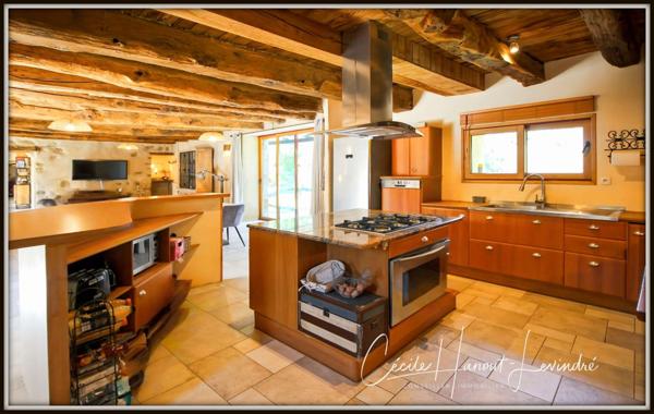 Combourg (35270) COMBOURG - Secteur Nord-Est. Longère pierre 224 m² avec étang et dépendances (255 m²). Terrain: 18.115 m².