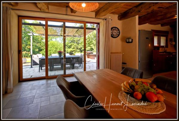 Combourg (35270) COMBOURG - Secteur Nord-Est. Longère pierre 224 m² avec étang et dépendances (255 m²). Terrain: 18.115 m².