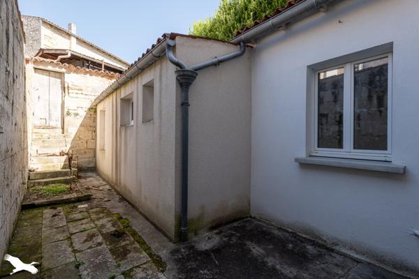 Immeuble à vendre 328 290 € Saintes 203 m² DPE D