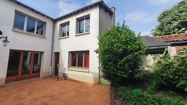 Ensemble immobilier avec terrain constructible et dépendances