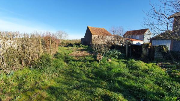 Ensemble immobilier avec terrain constructible et dépendances