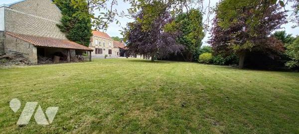 Dans un cadre verdoyant, belle fermette à fort potentiel comprenant :

Partie Habitation : RD...