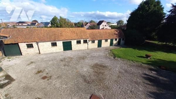 Dans un cadre verdoyant, belle fermette à fort potentiel comprenant :

Partie Habitation : RD...