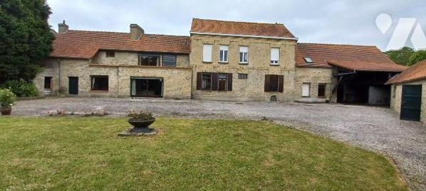 Dans un cadre verdoyant, belle fermette à fort potentiel comprenant :

Partie Habitation : RD...