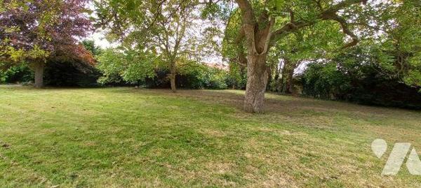 Dans un cadre verdoyant, belle fermette à fort potentiel comprenant :

Partie Habitation : RD...