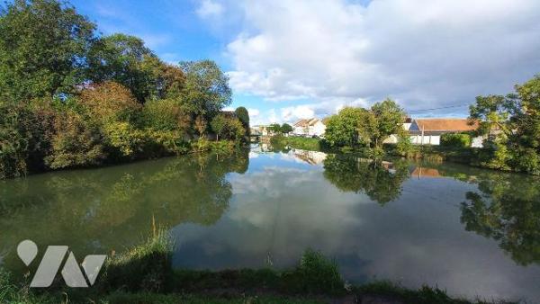 Dans un cadre verdoyant, belle fermette à fort potentiel comprenant :

Partie Habitation : RD...