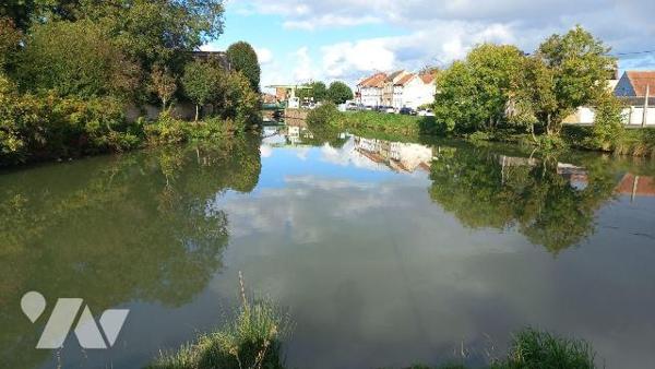 Dans un cadre verdoyant, belle fermette à fort potentiel comprenant :

Partie Habitation : RD...