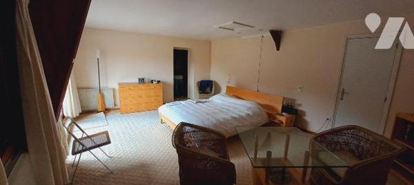 Dans un cadre verdoyant, belle fermette à fort potentiel comprenant :

Partie Habitation : RD...