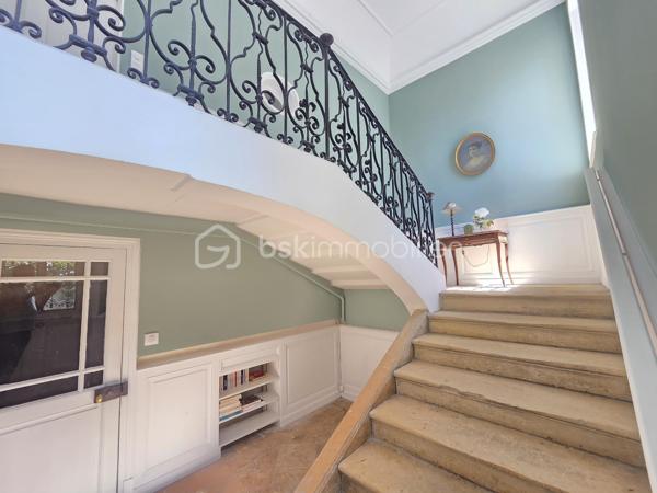 Magnifique Appartement de prestige de 204m² en hyper centre ville de Nevers

Amoureux des biens de caractère, situé au cœur d'un quartier historique du centre ville de Nevers, proche de tous les commerces, écoles et commodités, nous vous présentons ce magnifique appartement de prestige de type T5 dans une résidence sécurisée sans ascenseur, d'une surface habitable Loi Carrez de 204m², appartement 5 pièces  qui comporte une grande entrée indépendante, un grand séjour, une cuisine indépendante aménagée et équipée, un grand salon avec cheminée, une chambre avec placards dressings, un wc indépendant, une salle d'eau au premier niveau, ainsi qu'un palier qui dessert une salle d'eau un wc indépendant, deux chambres dont une avec espace dressing à l'étage, appartement agrémenté d'une cave et d'un grenier aménageable.  

Cet appartement dispose d'un hall d'entrée privatif qui propose un bel escalier en pierres agrémenté de belles rampes en fers forgés. Il dispose d'une grande entrée de 15m², entrée qui plonge sur un immense séjour de 46m²plein de cachet avec ces moulures au plafond et son parquet chêne authentique, séjour dont les grandes fenêtres donnent une belle luminosité. Le séjour donne sur une cuisine aménagée et équipée, et dessert également un dégagement de couloir qui dessert un grand salon de 43m², véritable atout charme avec son beau parquet chêne et son insert de cheminée pour de belles soirées au coin du feu. Le salon donne sur la première chambre de cet appartement, d'une superficie de 21m² qui communique avec la salle d'eau de 8m².
L'entrée principale distribue également un wc indépendant, ainsi qu'un dégagement de couloir qui propose l'escalier qui mène au second niveau de ce duplex.
Le palier distribue une salle d'eau de 7m², un wc indépendant, une chambre de 12m², ainsi qu'une seconde chambre de 22,5m² aménagée en bureau, qui dispose d'un espace dressing de 4m².
Le palier propose également un accès au troisième niveau, niveau de grenier aménageable avec une belle hauteur sous plafond.
Côté pratique, le halle d'entrée propose une petite cave.

Tous les sols de cet appartement sont en parquet chêne authentique (dégagement, salon, séjour, chambre, palier chambre à l'étage), en jonc de mer (seconde chambre de l'étage) en carrelage (salle d'eau et wc du premier niveau), ou en linoléum (entrée, salle d'eau), il bénéficie d'une isolation double vitrage PVC récente pour les huisseries, de volets bois standards, d'un chauffage individuel au gaz avec une chaudière récente (2020).
L'immeuble bénéficie d'une toiture en ardoises naturelles en bon état.
Niveau énergie, ce bien dispose de bonnes notes énergétiques, en D en dépenses énergétiques donc économique et en D en gaz à effet de serre donc peu polluant.
Cet appartement  propose un assainissement collectif.
Côté internet, il dispose de la fibre.
Les charges de copropriété s'élèvent à 1500€/an

Les plus: La qualité générale du bien et son aménagement intérieur, sa proximité avec toutes les écoles, commerces et commodités du centre ville de Nevers , son charme intérieur avec son parquet chêne authentique et ses moulures au plafond, son séjour de 46m², sa cuisine aménagée et équipée, son salon de 40m² avec son insert de cheminée, ses chambres et salle d'eau avec wc sur chaque niveau.
  
Photos supplémentaires disponibles sur BSK IMMOBILIER > Nos conseillers > Olivier FRESLON
Pour tout renseignement complémentaire ou pour une visite, contactez moi au 07.62.78.13.13.

Amoureux des biens de caractère, idéal pour une grande famille ou pour une résidence secondaire, cet appartement est une opportunité rare à saisir, un vrai coup de cœur!!!