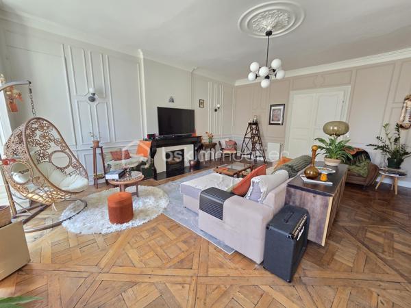 Magnifique Appartement de prestige de 204m² en hyper centre ville de Nevers

Amoureux des biens de caractère, situé au cœur d'un quartier historique du centre ville de Nevers, proche de tous les commerces, écoles et commodités, nous vous présentons ce magnifique appartement de prestige de type T5 dans une résidence sécurisée sans ascenseur, d'une surface habitable Loi Carrez de 204m², appartement 5 pièces  qui comporte une grande entrée indépendante, un grand séjour, une cuisine indépendante aménagée et équipée, un grand salon avec cheminée, une chambre avec placards dressings, un wc indépendant, une salle d'eau au premier niveau, ainsi qu'un palier qui dessert une salle d'eau un wc indépendant, deux chambres dont une avec espace dressing à l'étage, appartement agrémenté d'une cave et d'un grenier aménageable.  

Cet appartement dispose d'un hall d'entrée privatif qui propose un bel escalier en pierres agrémenté de belles rampes en fers forgés. Il dispose d'une grande entrée de 15m², entrée qui plonge sur un immense séjour de 46m²plein de cachet avec ces moulures au plafond et son parquet chêne authentique, séjour dont les grandes fenêtres donnent une belle luminosité. Le séjour donne sur une cuisine aménagée et équipée, et dessert également un dégagement de couloir qui dessert un grand salon de 43m², véritable atout charme avec son beau parquet chêne et son insert de cheminée pour de belles soirées au coin du feu. Le salon donne sur la première chambre de cet appartement, d'une superficie de 21m² qui communique avec la salle d'eau de 8m².
L'entrée principale distribue également un wc indépendant, ainsi qu'un dégagement de couloir qui propose l'escalier qui mène au second niveau de ce duplex.
Le palier distribue une salle d'eau de 7m², un wc indépendant, une chambre de 12m², ainsi qu'une seconde chambre de 22,5m² aménagée en bureau, qui dispose d'un espace dressing de 4m².
Le palier propose également un accès au troisième niveau, niveau de grenier aménageable avec une belle hauteur sous plafond.
Côté pratique, le halle d'entrée propose une petite cave.

Tous les sols de cet appartement sont en parquet chêne authentique (dégagement, salon, séjour, chambre, palier chambre à l'étage), en jonc de mer (seconde chambre de l'étage) en carrelage (salle d'eau et wc du premier niveau), ou en linoléum (entrée, salle d'eau), il bénéficie d'une isolation double vitrage PVC récente pour les huisseries, de volets bois standards, d'un chauffage individuel au gaz avec une chaudière récente (2020).
L'immeuble bénéficie d'une toiture en ardoises naturelles en bon état.
Niveau énergie, ce bien dispose de bonnes notes énergétiques, en D en dépenses énergétiques donc économique et en D en gaz à effet de serre donc peu polluant.
Cet appartement  propose un assainissement collectif.
Côté internet, il dispose de la fibre.
Les charges de copropriété s'élèvent à 1500€/an

Les plus: La qualité générale du bien et son aménagement intérieur, sa proximité avec toutes les écoles, commerces et commodités du centre ville de Nevers , son charme intérieur avec son parquet chêne authentique et ses moulures au plafond, son séjour de 46m², sa cuisine aménagée et équipée, son salon de 40m² avec son insert de cheminée, ses chambres et salle d'eau avec wc sur chaque niveau.
  
Photos supplémentaires disponibles sur BSK IMMOBILIER > Nos conseillers > Olivier FRESLON
Pour tout renseignement complémentaire ou pour une visite, contactez moi au 07.62.78.13.13.

Amoureux des biens de caractère, idéal pour une grande famille ou pour une résidence secondaire, cet appartement est une opportunité rare à saisir, un vrai coup de cœur!!!