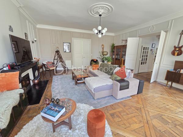 Magnifique Appartement de prestige de 204m² en hyper centre ville de Nevers

Amoureux des biens de caractère, situé au cœur d'un quartier historique du centre ville de Nevers, proche de tous les commerces, écoles et commodités, nous vous présentons ce magnifique appartement de prestige de type T5 dans une résidence sécurisée sans ascenseur, d'une surface habitable Loi Carrez de 204m², appartement 5 pièces  qui comporte une grande entrée indépendante, un grand séjour, une cuisine indépendante aménagée et équipée, un grand salon avec cheminée, une chambre avec placards dressings, un wc indépendant, une salle d'eau au premier niveau, ainsi qu'un palier qui dessert une salle d'eau un wc indépendant, deux chambres dont une avec espace dressing à l'étage, appartement agrémenté d'une cave et d'un grenier aménageable.  

Cet appartement dispose d'un hall d'entrée privatif qui propose un bel escalier en pierres agrémenté de belles rampes en fers forgés. Il dispose d'une grande entrée de 15m², entrée qui plonge sur un immense séjour de 46m²plein de cachet avec ces moulures au plafond et son parquet chêne authentique, séjour dont les grandes fenêtres donnent une belle luminosité. Le séjour donne sur une cuisine aménagée et équipée, et dessert également un dégagement de couloir qui dessert un grand salon de 43m², véritable atout charme avec son beau parquet chêne et son insert de cheminée pour de belles soirées au coin du feu. Le salon donne sur la première chambre de cet appartement, d'une superficie de 21m² qui communique avec la salle d'eau de 8m².
L'entrée principale distribue également un wc indépendant, ainsi qu'un dégagement de couloir qui propose l'escalier qui mène au second niveau de ce duplex.
Le palier distribue une salle d'eau de 7m², un wc indépendant, une chambre de 12m², ainsi qu'une seconde chambre de 22,5m² aménagée en bureau, qui dispose d'un espace dressing de 4m².
Le palier propose également un accès au troisième niveau, niveau de grenier aménageable avec une belle hauteur sous plafond.
Côté pratique, le halle d'entrée propose une petite cave.

Tous les sols de cet appartement sont en parquet chêne authentique (dégagement, salon, séjour, chambre, palier chambre à l'étage), en jonc de mer (seconde chambre de l'étage) en carrelage (salle d'eau et wc du premier niveau), ou en linoléum (entrée, salle d'eau), il bénéficie d'une isolation double vitrage PVC récente pour les huisseries, de volets bois standards, d'un chauffage individuel au gaz avec une chaudière récente (2020).
L'immeuble bénéficie d'une toiture en ardoises naturelles en bon état.
Niveau énergie, ce bien dispose de bonnes notes énergétiques, en D en dépenses énergétiques donc économique et en D en gaz à effet de serre donc peu polluant.
Cet appartement  propose un assainissement collectif.
Côté internet, il dispose de la fibre.
Les charges de copropriété s'élèvent à 1500€/an

Les plus: La qualité générale du bien et son aménagement intérieur, sa proximité avec toutes les écoles, commerces et commodités du centre ville de Nevers , son charme intérieur avec son parquet chêne authentique et ses moulures au plafond, son séjour de 46m², sa cuisine aménagée et équipée, son salon de 40m² avec son insert de cheminée, ses chambres et salle d'eau avec wc sur chaque niveau.
  
Photos supplémentaires disponibles sur BSK IMMOBILIER > Nos conseillers > Olivier FRESLON
Pour tout renseignement complémentaire ou pour une visite, contactez moi au 07.62.78.13.13.

Amoureux des biens de caractère, idéal pour une grande famille ou pour une résidence secondaire, cet appartement est une opportunité rare à saisir, un vrai coup de cœur!!!