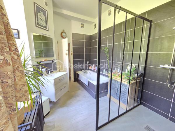 Magnifique Appartement de prestige de 204m² en hyper centre ville de Nevers

Amoureux des biens de caractère, situé au cœur d'un quartier historique du centre ville de Nevers, proche de tous les commerces, écoles et commodités, nous vous présentons ce magnifique appartement de prestige de type T5 dans une résidence sécurisée sans ascenseur, d'une surface habitable Loi Carrez de 204m², appartement 5 pièces  qui comporte une grande entrée indépendante, un grand séjour, une cuisine indépendante aménagée et équipée, un grand salon avec cheminée, une chambre avec placards dressings, un wc indépendant, une salle d'eau au premier niveau, ainsi qu'un palier qui dessert une salle d'eau un wc indépendant, deux chambres dont une avec espace dressing à l'étage, appartement agrémenté d'une cave et d'un grenier aménageable.  

Cet appartement dispose d'un hall d'entrée privatif qui propose un bel escalier en pierres agrémenté de belles rampes en fers forgés. Il dispose d'une grande entrée de 15m², entrée qui plonge sur un immense séjour de 46m²plein de cachet avec ces moulures au plafond et son parquet chêne authentique, séjour dont les grandes fenêtres donnent une belle luminosité. Le séjour donne sur une cuisine aménagée et équipée, et dessert également un dégagement de couloir qui dessert un grand salon de 43m², véritable atout charme avec son beau parquet chêne et son insert de cheminée pour de belles soirées au coin du feu. Le salon donne sur la première chambre de cet appartement, d'une superficie de 21m² qui communique avec la salle d'eau de 8m².
L'entrée principale distribue également un wc indépendant, ainsi qu'un dégagement de couloir qui propose l'escalier qui mène au second niveau de ce duplex.
Le palier distribue une salle d'eau de 7m², un wc indépendant, une chambre de 12m², ainsi qu'une seconde chambre de 22,5m² aménagée en bureau, qui dispose d'un espace dressing de 4m².
Le palier propose également un accès au troisième niveau, niveau de grenier aménageable avec une belle hauteur sous plafond.
Côté pratique, le halle d'entrée propose une petite cave.

Tous les sols de cet appartement sont en parquet chêne authentique (dégagement, salon, séjour, chambre, palier chambre à l'étage), en jonc de mer (seconde chambre de l'étage) en carrelage (salle d'eau et wc du premier niveau), ou en linoléum (entrée, salle d'eau), il bénéficie d'une isolation double vitrage PVC récente pour les huisseries, de volets bois standards, d'un chauffage individuel au gaz avec une chaudière récente (2020).
L'immeuble bénéficie d'une toiture en ardoises naturelles en bon état.
Niveau énergie, ce bien dispose de bonnes notes énergétiques, en D en dépenses énergétiques donc économique et en D en gaz à effet de serre donc peu polluant.
Cet appartement  propose un assainissement collectif.
Côté internet, il dispose de la fibre.
Les charges de copropriété s'élèvent à 1500€/an

Les plus: La qualité générale du bien et son aménagement intérieur, sa proximité avec toutes les écoles, commerces et commodités du centre ville de Nevers , son charme intérieur avec son parquet chêne authentique et ses moulures au plafond, son séjour de 46m², sa cuisine aménagée et équipée, son salon de 40m² avec son insert de cheminée, ses chambres et salle d'eau avec wc sur chaque niveau.
  
Photos supplémentaires disponibles sur BSK IMMOBILIER > Nos conseillers > Olivier FRESLON
Pour tout renseignement complémentaire ou pour une visite, contactez moi au 07.62.78.13.13.

Amoureux des biens de caractère, idéal pour une grande famille ou pour une résidence secondaire, cet appartement est une opportunité rare à saisir, un vrai coup de cœur!!!