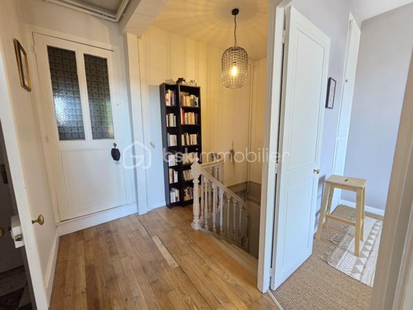 Magnifique Appartement de prestige de 204m² en hyper centre ville de Nevers

Amoureux des biens de caractère, situé au cœur d'un quartier historique du centre ville de Nevers, proche de tous les commerces, écoles et commodités, nous vous présentons ce magnifique appartement de prestige de type T5 dans une résidence sécurisée sans ascenseur, d'une surface habitable Loi Carrez de 204m², appartement 5 pièces  qui comporte une grande entrée indépendante, un grand séjour, une cuisine indépendante aménagée et équipée, un grand salon avec cheminée, une chambre avec placards dressings, un wc indépendant, une salle d'eau au premier niveau, ainsi qu'un palier qui dessert une salle d'eau un wc indépendant, deux chambres dont une avec espace dressing à l'étage, appartement agrémenté d'une cave et d'un grenier aménageable.  

Cet appartement dispose d'un hall d'entrée privatif qui propose un bel escalier en pierres agrémenté de belles rampes en fers forgés. Il dispose d'une grande entrée de 15m², entrée qui plonge sur un immense séjour de 46m²plein de cachet avec ces moulures au plafond et son parquet chêne authentique, séjour dont les grandes fenêtres donnent une belle luminosité. Le séjour donne sur une cuisine aménagée et équipée, et dessert également un dégagement de couloir qui dessert un grand salon de 43m², véritable atout charme avec son beau parquet chêne et son insert de cheminée pour de belles soirées au coin du feu. Le salon donne sur la première chambre de cet appartement, d'une superficie de 21m² qui communique avec la salle d'eau de 8m².
L'entrée principale distribue également un wc indépendant, ainsi qu'un dégagement de couloir qui propose l'escalier qui mène au second niveau de ce duplex.
Le palier distribue une salle d'eau de 7m², un wc indépendant, une chambre de 12m², ainsi qu'une seconde chambre de 22,5m² aménagée en bureau, qui dispose d'un espace dressing de 4m².
Le palier propose également un accès au troisième niveau, niveau de grenier aménageable avec une belle hauteur sous plafond.
Côté pratique, le halle d'entrée propose une petite cave.

Tous les sols de cet appartement sont en parquet chêne authentique (dégagement, salon, séjour, chambre, palier chambre à l'étage), en jonc de mer (seconde chambre de l'étage) en carrelage (salle d'eau et wc du premier niveau), ou en linoléum (entrée, salle d'eau), il bénéficie d'une isolation double vitrage PVC récente pour les huisseries, de volets bois standards, d'un chauffage individuel au gaz avec une chaudière récente (2020).
L'immeuble bénéficie d'une toiture en ardoises naturelles en bon état.
Niveau énergie, ce bien dispose de bonnes notes énergétiques, en D en dépenses énergétiques donc économique et en D en gaz à effet de serre donc peu polluant.
Cet appartement  propose un assainissement collectif.
Côté internet, il dispose de la fibre.
Les charges de copropriété s'élèvent à 1500€/an

Les plus: La qualité générale du bien et son aménagement intérieur, sa proximité avec toutes les écoles, commerces et commodités du centre ville de Nevers , son charme intérieur avec son parquet chêne authentique et ses moulures au plafond, son séjour de 46m², sa cuisine aménagée et équipée, son salon de 40m² avec son insert de cheminée, ses chambres et salle d'eau avec wc sur chaque niveau.
  
Photos supplémentaires disponibles sur BSK IMMOBILIER > Nos conseillers > Olivier FRESLON
Pour tout renseignement complémentaire ou pour une visite, contactez moi au 07.62.78.13.13.

Amoureux des biens de caractère, idéal pour une grande famille ou pour une résidence secondaire, cet appartement est une opportunité rare à saisir, un vrai coup de cœur!!!