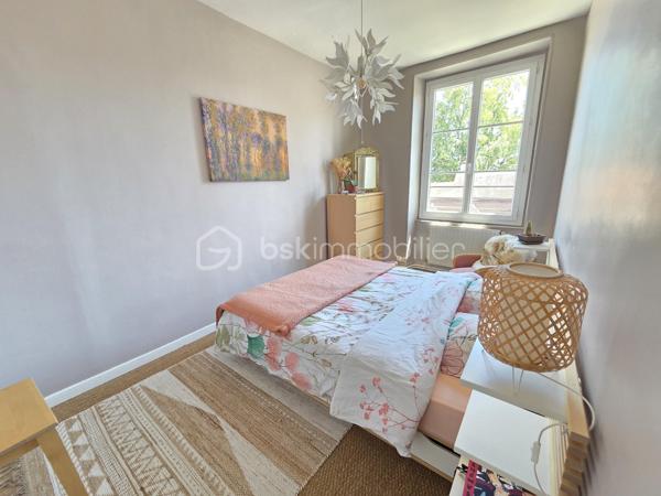 Magnifique Appartement de prestige de 204m² en hyper centre ville de Nevers

Amoureux des biens de caractère, situé au cœur d'un quartier historique du centre ville de Nevers, proche de tous les commerces, écoles et commodités, nous vous présentons ce magnifique appartement de prestige de type T5 dans une résidence sécurisée sans ascenseur, d'une surface habitable Loi Carrez de 204m², appartement 5 pièces  qui comporte une grande entrée indépendante, un grand séjour, une cuisine indépendante aménagée et équipée, un grand salon avec cheminée, une chambre avec placards dressings, un wc indépendant, une salle d'eau au premier niveau, ainsi qu'un palier qui dessert une salle d'eau un wc indépendant, deux chambres dont une avec espace dressing à l'étage, appartement agrémenté d'une cave et d'un grenier aménageable.  

Cet appartement dispose d'un hall d'entrée privatif qui propose un bel escalier en pierres agrémenté de belles rampes en fers forgés. Il dispose d'une grande entrée de 15m², entrée qui plonge sur un immense séjour de 46m²plein de cachet avec ces moulures au plafond et son parquet chêne authentique, séjour dont les grandes fenêtres donnent une belle luminosité. Le séjour donne sur une cuisine aménagée et équipée, et dessert également un dégagement de couloir qui dessert un grand salon de 43m², véritable atout charme avec son beau parquet chêne et son insert de cheminée pour de belles soirées au coin du feu. Le salon donne sur la première chambre de cet appartement, d'une superficie de 21m² qui communique avec la salle d'eau de 8m².
L'entrée principale distribue également un wc indépendant, ainsi qu'un dégagement de couloir qui propose l'escalier qui mène au second niveau de ce duplex.
Le palier distribue une salle d'eau de 7m², un wc indépendant, une chambre de 12m², ainsi qu'une seconde chambre de 22,5m² aménagée en bureau, qui dispose d'un espace dressing de 4m².
Le palier propose également un accès au troisième niveau, niveau de grenier aménageable avec une belle hauteur sous plafond.
Côté pratique, le halle d'entrée propose une petite cave.

Tous les sols de cet appartement sont en parquet chêne authentique (dégagement, salon, séjour, chambre, palier chambre à l'étage), en jonc de mer (seconde chambre de l'étage) en carrelage (salle d'eau et wc du premier niveau), ou en linoléum (entrée, salle d'eau), il bénéficie d'une isolation double vitrage PVC récente pour les huisseries, de volets bois standards, d'un chauffage individuel au gaz avec une chaudière récente (2020).
L'immeuble bénéficie d'une toiture en ardoises naturelles en bon état.
Niveau énergie, ce bien dispose de bonnes notes énergétiques, en D en dépenses énergétiques donc économique et en D en gaz à effet de serre donc peu polluant.
Cet appartement  propose un assainissement collectif.
Côté internet, il dispose de la fibre.
Les charges de copropriété s'élèvent à 1500€/an

Les plus: La qualité générale du bien et son aménagement intérieur, sa proximité avec toutes les écoles, commerces et commodités du centre ville de Nevers , son charme intérieur avec son parquet chêne authentique et ses moulures au plafond, son séjour de 46m², sa cuisine aménagée et équipée, son salon de 40m² avec son insert de cheminée, ses chambres et salle d'eau avec wc sur chaque niveau.
  
Photos supplémentaires disponibles sur BSK IMMOBILIER > Nos conseillers > Olivier FRESLON
Pour tout renseignement complémentaire ou pour une visite, contactez moi au 07.62.78.13.13.

Amoureux des biens de caractère, idéal pour une grande famille ou pour une résidence secondaire, cet appartement est une opportunité rare à saisir, un vrai coup de cœur!!!
