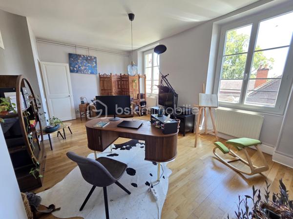 Magnifique Appartement de prestige de 204m² en hyper centre ville de Nevers

Amoureux des biens de caractère, situé au cœur d'un quartier historique du centre ville de Nevers, proche de tous les commerces, écoles et commodités, nous vous présentons ce magnifique appartement de prestige de type T5 dans une résidence sécurisée sans ascenseur, d'une surface habitable Loi Carrez de 204m², appartement 5 pièces  qui comporte une grande entrée indépendante, un grand séjour, une cuisine indépendante aménagée et équipée, un grand salon avec cheminée, une chambre avec placards dressings, un wc indépendant, une salle d'eau au premier niveau, ainsi qu'un palier qui dessert une salle d'eau un wc indépendant, deux chambres dont une avec espace dressing à l'étage, appartement agrémenté d'une cave et d'un grenier aménageable.  

Cet appartement dispose d'un hall d'entrée privatif qui propose un bel escalier en pierres agrémenté de belles rampes en fers forgés. Il dispose d'une grande entrée de 15m², entrée qui plonge sur un immense séjour de 46m²plein de cachet avec ces moulures au plafond et son parquet chêne authentique, séjour dont les grandes fenêtres donnent une belle luminosité. Le séjour donne sur une cuisine aménagée et équipée, et dessert également un dégagement de couloir qui dessert un grand salon de 43m², véritable atout charme avec son beau parquet chêne et son insert de cheminée pour de belles soirées au coin du feu. Le salon donne sur la première chambre de cet appartement, d'une superficie de 21m² qui communique avec la salle d'eau de 8m².
L'entrée principale distribue également un wc indépendant, ainsi qu'un dégagement de couloir qui propose l'escalier qui mène au second niveau de ce duplex.
Le palier distribue une salle d'eau de 7m², un wc indépendant, une chambre de 12m², ainsi qu'une seconde chambre de 22,5m² aménagée en bureau, qui dispose d'un espace dressing de 4m².
Le palier propose également un accès au troisième niveau, niveau de grenier aménageable avec une belle hauteur sous plafond.
Côté pratique, le halle d'entrée propose une petite cave.

Tous les sols de cet appartement sont en parquet chêne authentique (dégagement, salon, séjour, chambre, palier chambre à l'étage), en jonc de mer (seconde chambre de l'étage) en carrelage (salle d'eau et wc du premier niveau), ou en linoléum (entrée, salle d'eau), il bénéficie d'une isolation double vitrage PVC récente pour les huisseries, de volets bois standards, d'un chauffage individuel au gaz avec une chaudière récente (2020).
L'immeuble bénéficie d'une toiture en ardoises naturelles en bon état.
Niveau énergie, ce bien dispose de bonnes notes énergétiques, en D en dépenses énergétiques donc économique et en D en gaz à effet de serre donc peu polluant.
Cet appartement  propose un assainissement collectif.
Côté internet, il dispose de la fibre.
Les charges de copropriété s'élèvent à 1500€/an

Les plus: La qualité générale du bien et son aménagement intérieur, sa proximité avec toutes les écoles, commerces et commodités du centre ville de Nevers , son charme intérieur avec son parquet chêne authentique et ses moulures au plafond, son séjour de 46m², sa cuisine aménagée et équipée, son salon de 40m² avec son insert de cheminée, ses chambres et salle d'eau avec wc sur chaque niveau.
  
Photos supplémentaires disponibles sur BSK IMMOBILIER > Nos conseillers > Olivier FRESLON
Pour tout renseignement complémentaire ou pour une visite, contactez moi au 07.62.78.13.13.

Amoureux des biens de caractère, idéal pour une grande famille ou pour une résidence secondaire, cet appartement est une opportunité rare à saisir, un vrai coup de cœur!!!