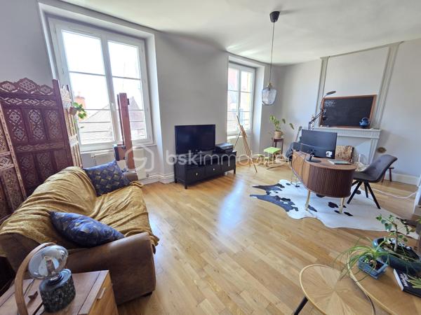 Magnifique Appartement de prestige de 204m² en hyper centre ville de Nevers

Amoureux des biens de caractère, situé au cœur d'un quartier historique du centre ville de Nevers, proche de tous les commerces, écoles et commodités, nous vous présentons ce magnifique appartement de prestige de type T5 dans une résidence sécurisée sans ascenseur, d'une surface habitable Loi Carrez de 204m², appartement 5 pièces  qui comporte une grande entrée indépendante, un grand séjour, une cuisine indépendante aménagée et équipée, un grand salon avec cheminée, une chambre avec placards dressings, un wc indépendant, une salle d'eau au premier niveau, ainsi qu'un palier qui dessert une salle d'eau un wc indépendant, deux chambres dont une avec espace dressing à l'étage, appartement agrémenté d'une cave et d'un grenier aménageable.  

Cet appartement dispose d'un hall d'entrée privatif qui propose un bel escalier en pierres agrémenté de belles rampes en fers forgés. Il dispose d'une grande entrée de 15m², entrée qui plonge sur un immense séjour de 46m²plein de cachet avec ces moulures au plafond et son parquet chêne authentique, séjour dont les grandes fenêtres donnent une belle luminosité. Le séjour donne sur une cuisine aménagée et équipée, et dessert également un dégagement de couloir qui dessert un grand salon de 43m², véritable atout charme avec son beau parquet chêne et son insert de cheminée pour de belles soirées au coin du feu. Le salon donne sur la première chambre de cet appartement, d'une superficie de 21m² qui communique avec la salle d'eau de 8m².
L'entrée principale distribue également un wc indépendant, ainsi qu'un dégagement de couloir qui propose l'escalier qui mène au second niveau de ce duplex.
Le palier distribue une salle d'eau de 7m², un wc indépendant, une chambre de 12m², ainsi qu'une seconde chambre de 22,5m² aménagée en bureau, qui dispose d'un espace dressing de 4m².
Le palier propose également un accès au troisième niveau, niveau de grenier aménageable avec une belle hauteur sous plafond.
Côté pratique, le halle d'entrée propose une petite cave.

Tous les sols de cet appartement sont en parquet chêne authentique (dégagement, salon, séjour, chambre, palier chambre à l'étage), en jonc de mer (seconde chambre de l'étage) en carrelage (salle d'eau et wc du premier niveau), ou en linoléum (entrée, salle d'eau), il bénéficie d'une isolation double vitrage PVC récente pour les huisseries, de volets bois standards, d'un chauffage individuel au gaz avec une chaudière récente (2020).
L'immeuble bénéficie d'une toiture en ardoises naturelles en bon état.
Niveau énergie, ce bien dispose de bonnes notes énergétiques, en D en dépenses énergétiques donc économique et en D en gaz à effet de serre donc peu polluant.
Cet appartement  propose un assainissement collectif.
Côté internet, il dispose de la fibre.
Les charges de copropriété s'élèvent à 1500€/an

Les plus: La qualité générale du bien et son aménagement intérieur, sa proximité avec toutes les écoles, commerces et commodités du centre ville de Nevers , son charme intérieur avec son parquet chêne authentique et ses moulures au plafond, son séjour de 46m², sa cuisine aménagée et équipée, son salon de 40m² avec son insert de cheminée, ses chambres et salle d'eau avec wc sur chaque niveau.
  
Photos supplémentaires disponibles sur BSK IMMOBILIER > Nos conseillers > Olivier FRESLON
Pour tout renseignement complémentaire ou pour une visite, contactez moi au 07.62.78.13.13.

Amoureux des biens de caractère, idéal pour une grande famille ou pour une résidence secondaire, cet appartement est une opportunité rare à saisir, un vrai coup de cœur!!!