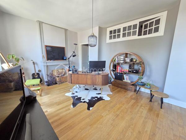 Magnifique Appartement de prestige de 204m² en hyper centre ville de Nevers

Amoureux des biens de caractère, situé au cœur d'un quartier historique du centre ville de Nevers, proche de tous les commerces, écoles et commodités, nous vous présentons ce magnifique appartement de prestige de type T5 dans une résidence sécurisée sans ascenseur, d'une surface habitable Loi Carrez de 204m², appartement 5 pièces  qui comporte une grande entrée indépendante, un grand séjour, une cuisine indépendante aménagée et équipée, un grand salon avec cheminée, une chambre avec placards dressings, un wc indépendant, une salle d'eau au premier niveau, ainsi qu'un palier qui dessert une salle d'eau un wc indépendant, deux chambres dont une avec espace dressing à l'étage, appartement agrémenté d'une cave et d'un grenier aménageable.  

Cet appartement dispose d'un hall d'entrée privatif qui propose un bel escalier en pierres agrémenté de belles rampes en fers forgés. Il dispose d'une grande entrée de 15m², entrée qui plonge sur un immense séjour de 46m²plein de cachet avec ces moulures au plafond et son parquet chêne authentique, séjour dont les grandes fenêtres donnent une belle luminosité. Le séjour donne sur une cuisine aménagée et équipée, et dessert également un dégagement de couloir qui dessert un grand salon de 43m², véritable atout charme avec son beau parquet chêne et son insert de cheminée pour de belles soirées au coin du feu. Le salon donne sur la première chambre de cet appartement, d'une superficie de 21m² qui communique avec la salle d'eau de 8m².
L'entrée principale distribue également un wc indépendant, ainsi qu'un dégagement de couloir qui propose l'escalier qui mène au second niveau de ce duplex.
Le palier distribue une salle d'eau de 7m², un wc indépendant, une chambre de 12m², ainsi qu'une seconde chambre de 22,5m² aménagée en bureau, qui dispose d'un espace dressing de 4m².
Le palier propose également un accès au troisième niveau, niveau de grenier aménageable avec une belle hauteur sous plafond.
Côté pratique, le halle d'entrée propose une petite cave.

Tous les sols de cet appartement sont en parquet chêne authentique (dégagement, salon, séjour, chambre, palier chambre à l'étage), en jonc de mer (seconde chambre de l'étage) en carrelage (salle d'eau et wc du premier niveau), ou en linoléum (entrée, salle d'eau), il bénéficie d'une isolation double vitrage PVC récente pour les huisseries, de volets bois standards, d'un chauffage individuel au gaz avec une chaudière récente (2020).
L'immeuble bénéficie d'une toiture en ardoises naturelles en bon état.
Niveau énergie, ce bien dispose de bonnes notes énergétiques, en D en dépenses énergétiques donc économique et en D en gaz à effet de serre donc peu polluant.
Cet appartement  propose un assainissement collectif.
Côté internet, il dispose de la fibre.
Les charges de copropriété s'élèvent à 1500€/an

Les plus: La qualité générale du bien et son aménagement intérieur, sa proximité avec toutes les écoles, commerces et commodités du centre ville de Nevers , son charme intérieur avec son parquet chêne authentique et ses moulures au plafond, son séjour de 46m², sa cuisine aménagée et équipée, son salon de 40m² avec son insert de cheminée, ses chambres et salle d'eau avec wc sur chaque niveau.
  
Photos supplémentaires disponibles sur BSK IMMOBILIER > Nos conseillers > Olivier FRESLON
Pour tout renseignement complémentaire ou pour une visite, contactez moi au 07.62.78.13.13.

Amoureux des biens de caractère, idéal pour une grande famille ou pour une résidence secondaire, cet appartement est une opportunité rare à saisir, un vrai coup de cœur!!!
