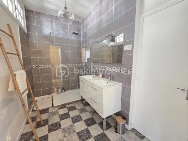 Magnifique Appartement de prestige de 204m² en hyper centre ville de Nevers

Amoureux des biens de caractère, situé au cœur d'un quartier historique du centre ville de Nevers, proche de tous les commerces, écoles et commodités, nous vous présentons ce magnifique appartement de prestige de type T5 dans une résidence sécurisée sans ascenseur, d'une surface habitable Loi Carrez de 204m², appartement 5 pièces  qui comporte une grande entrée indépendante, un grand séjour, une cuisine indépendante aménagée et équipée, un grand salon avec cheminée, une chambre avec placards dressings, un wc indépendant, une salle d'eau au premier niveau, ainsi qu'un palier qui dessert une salle d'eau un wc indépendant, deux chambres dont une avec espace dressing à l'étage, appartement agrémenté d'une cave et d'un grenier aménageable.  

Cet appartement dispose d'un hall d'entrée privatif qui propose un bel escalier en pierres agrémenté de belles rampes en fers forgés. Il dispose d'une grande entrée de 15m², entrée qui plonge sur un immense séjour de 46m²plein de cachet avec ces moulures au plafond et son parquet chêne authentique, séjour dont les grandes fenêtres donnent une belle luminosité. Le séjour donne sur une cuisine aménagée et équipée, et dessert également un dégagement de couloir qui dessert un grand salon de 43m², véritable atout charme avec son beau parquet chêne et son insert de cheminée pour de belles soirées au coin du feu. Le salon donne sur la première chambre de cet appartement, d'une superficie de 21m² qui communique avec la salle d'eau de 8m².
L'entrée principale distribue également un wc indépendant, ainsi qu'un dégagement de couloir qui propose l'escalier qui mène au second niveau de ce duplex.
Le palier distribue une salle d'eau de 7m², un wc indépendant, une chambre de 12m², ainsi qu'une seconde chambre de 22,5m² aménagée en bureau, qui dispose d'un espace dressing de 4m².
Le palier propose également un accès au troisième niveau, niveau de grenier aménageable avec une belle hauteur sous plafond.
Côté pratique, le halle d'entrée propose une petite cave.

Tous les sols de cet appartement sont en parquet chêne authentique (dégagement, salon, séjour, chambre, palier chambre à l'étage), en jonc de mer (seconde chambre de l'étage) en carrelage (salle d'eau et wc du premier niveau), ou en linoléum (entrée, salle d'eau), il bénéficie d'une isolation double vitrage PVC récente pour les huisseries, de volets bois standards, d'un chauffage individuel au gaz avec une chaudière récente (2020).
L'immeuble bénéficie d'une toiture en ardoises naturelles en bon état.
Niveau énergie, ce bien dispose de bonnes notes énergétiques, en D en dépenses énergétiques donc économique et en D en gaz à effet de serre donc peu polluant.
Cet appartement  propose un assainissement collectif.
Côté internet, il dispose de la fibre.
Les charges de copropriété s'élèvent à 1500€/an

Les plus: La qualité générale du bien et son aménagement intérieur, sa proximité avec toutes les écoles, commerces et commodités du centre ville de Nevers , son charme intérieur avec son parquet chêne authentique et ses moulures au plafond, son séjour de 46m², sa cuisine aménagée et équipée, son salon de 40m² avec son insert de cheminée, ses chambres et salle d'eau avec wc sur chaque niveau.
  
Photos supplémentaires disponibles sur BSK IMMOBILIER > Nos conseillers > Olivier FRESLON
Pour tout renseignement complémentaire ou pour une visite, contactez moi au 07.62.78.13.13.

Amoureux des biens de caractère, idéal pour une grande famille ou pour une résidence secondaire, cet appartement est une opportunité rare à saisir, un vrai coup de cœur!!!