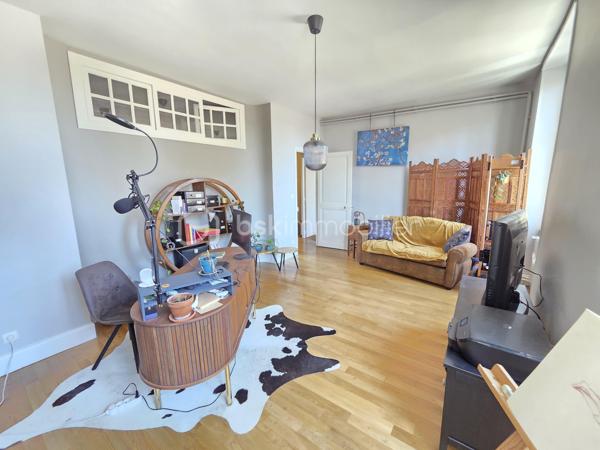Magnifique Appartement de prestige de 204m² en hyper centre ville de Nevers

Amoureux des biens de caractère, situé au cœur d'un quartier historique du centre ville de Nevers, proche de tous les commerces, écoles et commodités, nous vous présentons ce magnifique appartement de prestige de type T5 dans une résidence sécurisée sans ascenseur, d'une surface habitable Loi Carrez de 204m², appartement 5 pièces  qui comporte une grande entrée indépendante, un grand séjour, une cuisine indépendante aménagée et équipée, un grand salon avec cheminée, une chambre avec placards dressings, un wc indépendant, une salle d'eau au premier niveau, ainsi qu'un palier qui dessert une salle d'eau un wc indépendant, deux chambres dont une avec espace dressing à l'étage, appartement agrémenté d'une cave et d'un grenier aménageable.  

Cet appartement dispose d'un hall d'entrée privatif qui propose un bel escalier en pierres agrémenté de belles rampes en fers forgés. Il dispose d'une grande entrée de 15m², entrée qui plonge sur un immense séjour de 46m²plein de cachet avec ces moulures au plafond et son parquet chêne authentique, séjour dont les grandes fenêtres donnent une belle luminosité. Le séjour donne sur une cuisine aménagée et équipée, et dessert également un dégagement de couloir qui dessert un grand salon de 43m², véritable atout charme avec son beau parquet chêne et son insert de cheminée pour de belles soirées au coin du feu. Le salon donne sur la première chambre de cet appartement, d'une superficie de 21m² qui communique avec la salle d'eau de 8m².
L'entrée principale distribue également un wc indépendant, ainsi qu'un dégagement de couloir qui propose l'escalier qui mène au second niveau de ce duplex.
Le palier distribue une salle d'eau de 7m², un wc indépendant, une chambre de 12m², ainsi qu'une seconde chambre de 22,5m² aménagée en bureau, qui dispose d'un espace dressing de 4m².
Le palier propose également un accès au troisième niveau, niveau de grenier aménageable avec une belle hauteur sous plafond.
Côté pratique, le halle d'entrée propose une petite cave.

Tous les sols de cet appartement sont en parquet chêne authentique (dégagement, salon, séjour, chambre, palier chambre à l'étage), en jonc de mer (seconde chambre de l'étage) en carrelage (salle d'eau et wc du premier niveau), ou en linoléum (entrée, salle d'eau), il bénéficie d'une isolation double vitrage PVC récente pour les huisseries, de volets bois standards, d'un chauffage individuel au gaz avec une chaudière récente (2020).
L'immeuble bénéficie d'une toiture en ardoises naturelles en bon état.
Niveau énergie, ce bien dispose de bonnes notes énergétiques, en D en dépenses énergétiques donc économique et en D en gaz à effet de serre donc peu polluant.
Cet appartement  propose un assainissement collectif.
Côté internet, il dispose de la fibre.
Les charges de copropriété s'élèvent à 1500€/an

Les plus: La qualité générale du bien et son aménagement intérieur, sa proximité avec toutes les écoles, commerces et commodités du centre ville de Nevers , son charme intérieur avec son parquet chêne authentique et ses moulures au plafond, son séjour de 46m², sa cuisine aménagée et équipée, son salon de 40m² avec son insert de cheminée, ses chambres et salle d'eau avec wc sur chaque niveau.
  
Photos supplémentaires disponibles sur BSK IMMOBILIER > Nos conseillers > Olivier FRESLON
Pour tout renseignement complémentaire ou pour une visite, contactez moi au 07.62.78.13.13.

Amoureux des biens de caractère, idéal pour une grande famille ou pour une résidence secondaire, cet appartement est une opportunité rare à saisir, un vrai coup de cœur!!!
