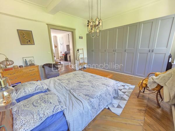 Magnifique Appartement de prestige de 204m² en hyper centre ville de Nevers

Amoureux des biens de caractère, situé au cœur d'un quartier historique du centre ville de Nevers, proche de tous les commerces, écoles et commodités, nous vous présentons ce magnifique appartement de prestige de type T5 dans une résidence sécurisée sans ascenseur, d'une surface habitable Loi Carrez de 204m², appartement 5 pièces  qui comporte une grande entrée indépendante, un grand séjour, une cuisine indépendante aménagée et équipée, un grand salon avec cheminée, une chambre avec placards dressings, un wc indépendant, une salle d'eau au premier niveau, ainsi qu'un palier qui dessert une salle d'eau un wc indépendant, deux chambres dont une avec espace dressing à l'étage, appartement agrémenté d'une cave et d'un grenier aménageable.  

Cet appartement dispose d'un hall d'entrée privatif qui propose un bel escalier en pierres agrémenté de belles rampes en fers forgés. Il dispose d'une grande entrée de 15m², entrée qui plonge sur un immense séjour de 46m²plein de cachet avec ces moulures au plafond et son parquet chêne authentique, séjour dont les grandes fenêtres donnent une belle luminosité. Le séjour donne sur une cuisine aménagée et équipée, et dessert également un dégagement de couloir qui dessert un grand salon de 43m², véritable atout charme avec son beau parquet chêne et son insert de cheminée pour de belles soirées au coin du feu. Le salon donne sur la première chambre de cet appartement, d'une superficie de 21m² qui communique avec la salle d'eau de 8m².
L'entrée principale distribue également un wc indépendant, ainsi qu'un dégagement de couloir qui propose l'escalier qui mène au second niveau de ce duplex.
Le palier distribue une salle d'eau de 7m², un wc indépendant, une chambre de 12m², ainsi qu'une seconde chambre de 22,5m² aménagée en bureau, qui dispose d'un espace dressing de 4m².
Le palier propose également un accès au troisième niveau, niveau de grenier aménageable avec une belle hauteur sous plafond.
Côté pratique, le halle d'entrée propose une petite cave.

Tous les sols de cet appartement sont en parquet chêne authentique (dégagement, salon, séjour, chambre, palier chambre à l'étage), en jonc de mer (seconde chambre de l'étage) en carrelage (salle d'eau et wc du premier niveau), ou en linoléum (entrée, salle d'eau), il bénéficie d'une isolation double vitrage PVC récente pour les huisseries, de volets bois standards, d'un chauffage individuel au gaz avec une chaudière récente (2020).
L'immeuble bénéficie d'une toiture en ardoises naturelles en bon état.
Niveau énergie, ce bien dispose de bonnes notes énergétiques, en D en dépenses énergétiques donc économique et en D en gaz à effet de serre donc peu polluant.
Cet appartement  propose un assainissement collectif.
Côté internet, il dispose de la fibre.
Les charges de copropriété s'élèvent à 1500€/an

Les plus: La qualité générale du bien et son aménagement intérieur, sa proximité avec toutes les écoles, commerces et commodités du centre ville de Nevers , son charme intérieur avec son parquet chêne authentique et ses moulures au plafond, son séjour de 46m², sa cuisine aménagée et équipée, son salon de 40m² avec son insert de cheminée, ses chambres et salle d'eau avec wc sur chaque niveau.
  
Photos supplémentaires disponibles sur BSK IMMOBILIER > Nos conseillers > Olivier FRESLON
Pour tout renseignement complémentaire ou pour une visite, contactez moi au 07.62.78.13.13.

Amoureux des biens de caractère, idéal pour une grande famille ou pour une résidence secondaire, cet appartement est une opportunité rare à saisir, un vrai coup de cœur!!!