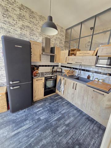 Magnifique Appartement de prestige de 204m² en hyper centre ville de Nevers

Amoureux des biens de caractère, situé au cœur d'un quartier historique du centre ville de Nevers, proche de tous les commerces, écoles et commodités, nous vous présentons ce magnifique appartement de prestige de type T5 dans une résidence sécurisée sans ascenseur, d'une surface habitable Loi Carrez de 204m², appartement 5 pièces  qui comporte une grande entrée indépendante, un grand séjour, une cuisine indépendante aménagée et équipée, un grand salon avec cheminée, une chambre avec placards dressings, un wc indépendant, une salle d'eau au premier niveau, ainsi qu'un palier qui dessert une salle d'eau un wc indépendant, deux chambres dont une avec espace dressing à l'étage, appartement agrémenté d'une cave et d'un grenier aménageable.  

Cet appartement dispose d'un hall d'entrée privatif qui propose un bel escalier en pierres agrémenté de belles rampes en fers forgés. Il dispose d'une grande entrée de 15m², entrée qui plonge sur un immense séjour de 46m²plein de cachet avec ces moulures au plafond et son parquet chêne authentique, séjour dont les grandes fenêtres donnent une belle luminosité. Le séjour donne sur une cuisine aménagée et équipée, et dessert également un dégagement de couloir qui dessert un grand salon de 43m², véritable atout charme avec son beau parquet chêne et son insert de cheminée pour de belles soirées au coin du feu. Le salon donne sur la première chambre de cet appartement, d'une superficie de 21m² qui communique avec la salle d'eau de 8m².
L'entrée principale distribue également un wc indépendant, ainsi qu'un dégagement de couloir qui propose l'escalier qui mène au second niveau de ce duplex.
Le palier distribue une salle d'eau de 7m², un wc indépendant, une chambre de 12m², ainsi qu'une seconde chambre de 22,5m² aménagée en bureau, qui dispose d'un espace dressing de 4m².
Le palier propose également un accès au troisième niveau, niveau de grenier aménageable avec une belle hauteur sous plafond.
Côté pratique, le halle d'entrée propose une petite cave.

Tous les sols de cet appartement sont en parquet chêne authentique (dégagement, salon, séjour, chambre, palier chambre à l'étage), en jonc de mer (seconde chambre de l'étage) en carrelage (salle d'eau et wc du premier niveau), ou en linoléum (entrée, salle d'eau), il bénéficie d'une isolation double vitrage PVC récente pour les huisseries, de volets bois standards, d'un chauffage individuel au gaz avec une chaudière récente (2020).
L'immeuble bénéficie d'une toiture en ardoises naturelles en bon état.
Niveau énergie, ce bien dispose de bonnes notes énergétiques, en D en dépenses énergétiques donc économique et en D en gaz à effet de serre donc peu polluant.
Cet appartement  propose un assainissement collectif.
Côté internet, il dispose de la fibre.
Les charges de copropriété s'élèvent à 1500€/an

Les plus: La qualité générale du bien et son aménagement intérieur, sa proximité avec toutes les écoles, commerces et commodités du centre ville de Nevers , son charme intérieur avec son parquet chêne authentique et ses moulures au plafond, son séjour de 46m², sa cuisine aménagée et équipée, son salon de 40m² avec son insert de cheminée, ses chambres et salle d'eau avec wc sur chaque niveau.
  
Photos supplémentaires disponibles sur BSK IMMOBILIER > Nos conseillers > Olivier FRESLON
Pour tout renseignement complémentaire ou pour une visite, contactez moi au 07.62.78.13.13.

Amoureux des biens de caractère, idéal pour une grande famille ou pour une résidence secondaire, cet appartement est une opportunité rare à saisir, un vrai coup de cœur!!!