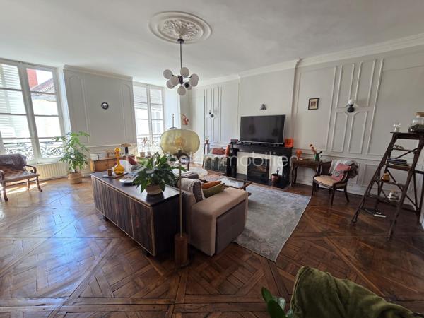 Magnifique Appartement de prestige de 204m² en hyper centre ville de Nevers

Amoureux des biens de caractère, situé au cœur d'un quartier historique du centre ville de Nevers, proche de tous les commerces, écoles et commodités, nous vous présentons ce magnifique appartement de prestige de type T5 dans une résidence sécurisée sans ascenseur, d'une surface habitable Loi Carrez de 204m², appartement 5 pièces  qui comporte une grande entrée indépendante, un grand séjour, une cuisine indépendante aménagée et équipée, un grand salon avec cheminée, une chambre avec placards dressings, un wc indépendant, une salle d'eau au premier niveau, ainsi qu'un palier qui dessert une salle d'eau un wc indépendant, deux chambres dont une avec espace dressing à l'étage, appartement agrémenté d'une cave et d'un grenier aménageable.  

Cet appartement dispose d'un hall d'entrée privatif qui propose un bel escalier en pierres agrémenté de belles rampes en fers forgés. Il dispose d'une grande entrée de 15m², entrée qui plonge sur un immense séjour de 46m²plein de cachet avec ces moulures au plafond et son parquet chêne authentique, séjour dont les grandes fenêtres donnent une belle luminosité. Le séjour donne sur une cuisine aménagée et équipée, et dessert également un dégagement de couloir qui dessert un grand salon de 43m², véritable atout charme avec son beau parquet chêne et son insert de cheminée pour de belles soirées au coin du feu. Le salon donne sur la première chambre de cet appartement, d'une superficie de 21m² qui communique avec la salle d'eau de 8m².
L'entrée principale distribue également un wc indépendant, ainsi qu'un dégagement de couloir qui propose l'escalier qui mène au second niveau de ce duplex.
Le palier distribue une salle d'eau de 7m², un wc indépendant, une chambre de 12m², ainsi qu'une seconde chambre de 22,5m² aménagée en bureau, qui dispose d'un espace dressing de 4m².
Le palier propose également un accès au troisième niveau, niveau de grenier aménageable avec une belle hauteur sous plafond.
Côté pratique, le halle d'entrée propose une petite cave.

Tous les sols de cet appartement sont en parquet chêne authentique (dégagement, salon, séjour, chambre, palier chambre à l'étage), en jonc de mer (seconde chambre de l'étage) en carrelage (salle d'eau et wc du premier niveau), ou en linoléum (entrée, salle d'eau), il bénéficie d'une isolation double vitrage PVC récente pour les huisseries, de volets bois standards, d'un chauffage individuel au gaz avec une chaudière récente (2020).
L'immeuble bénéficie d'une toiture en ardoises naturelles en bon état.
Niveau énergie, ce bien dispose de bonnes notes énergétiques, en D en dépenses énergétiques donc économique et en D en gaz à effet de serre donc peu polluant.
Cet appartement  propose un assainissement collectif.
Côté internet, il dispose de la fibre.
Les charges de copropriété s'élèvent à 1500€/an

Les plus: La qualité générale du bien et son aménagement intérieur, sa proximité avec toutes les écoles, commerces et commodités du centre ville de Nevers , son charme intérieur avec son parquet chêne authentique et ses moulures au plafond, son séjour de 46m², sa cuisine aménagée et équipée, son salon de 40m² avec son insert de cheminée, ses chambres et salle d'eau avec wc sur chaque niveau.
  
Photos supplémentaires disponibles sur BSK IMMOBILIER > Nos conseillers > Olivier FRESLON
Pour tout renseignement complémentaire ou pour une visite, contactez moi au 07.62.78.13.13.

Amoureux des biens de caractère, idéal pour une grande famille ou pour une résidence secondaire, cet appartement est une opportunité rare à saisir, un vrai coup de cœur!!!