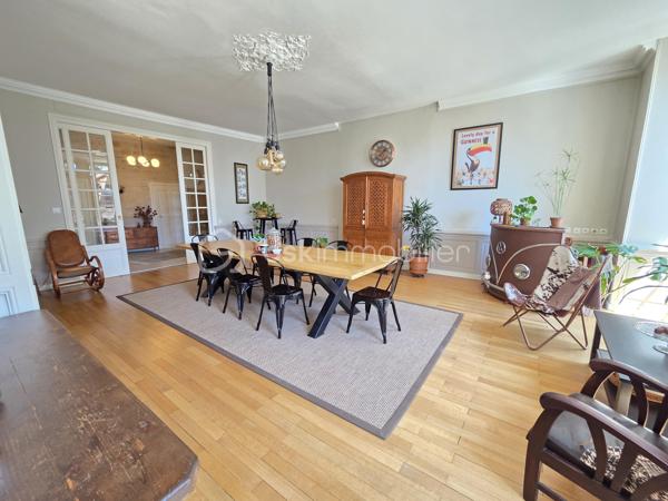 Magnifique Appartement de prestige de 204m² en hyper centre ville de Nevers

Amoureux des biens de caractère, situé au cœur d'un quartier historique du centre ville de Nevers, proche de tous les commerces, écoles et commodités, nous vous présentons ce magnifique appartement de prestige de type T5 dans une résidence sécurisée sans ascenseur, d'une surface habitable Loi Carrez de 204m², appartement 5 pièces  qui comporte une grande entrée indépendante, un grand séjour, une cuisine indépendante aménagée et équipée, un grand salon avec cheminée, une chambre avec placards dressings, un wc indépendant, une salle d'eau au premier niveau, ainsi qu'un palier qui dessert une salle d'eau un wc indépendant, deux chambres dont une avec espace dressing à l'étage, appartement agrémenté d'une cave et d'un grenier aménageable.  

Cet appartement dispose d'un hall d'entrée privatif qui propose un bel escalier en pierres agrémenté de belles rampes en fers forgés. Il dispose d'une grande entrée de 15m², entrée qui plonge sur un immense séjour de 46m²plein de cachet avec ces moulures au plafond et son parquet chêne authentique, séjour dont les grandes fenêtres donnent une belle luminosité. Le séjour donne sur une cuisine aménagée et équipée, et dessert également un dégagement de couloir qui dessert un grand salon de 43m², véritable atout charme avec son beau parquet chêne et son insert de cheminée pour de belles soirées au coin du feu. Le salon donne sur la première chambre de cet appartement, d'une superficie de 21m² qui communique avec la salle d'eau de 8m².
L'entrée principale distribue également un wc indépendant, ainsi qu'un dégagement de couloir qui propose l'escalier qui mène au second niveau de ce duplex.
Le palier distribue une salle d'eau de 7m², un wc indépendant, une chambre de 12m², ainsi qu'une seconde chambre de 22,5m² aménagée en bureau, qui dispose d'un espace dressing de 4m².
Le palier propose également un accès au troisième niveau, niveau de grenier aménageable avec une belle hauteur sous plafond.
Côté pratique, le halle d'entrée propose une petite cave.

Tous les sols de cet appartement sont en parquet chêne authentique (dégagement, salon, séjour, chambre, palier chambre à l'étage), en jonc de mer (seconde chambre de l'étage) en carrelage (salle d'eau et wc du premier niveau), ou en linoléum (entrée, salle d'eau), il bénéficie d'une isolation double vitrage PVC récente pour les huisseries, de volets bois standards, d'un chauffage individuel au gaz avec une chaudière récente (2020).
L'immeuble bénéficie d'une toiture en ardoises naturelles en bon état.
Niveau énergie, ce bien dispose de bonnes notes énergétiques, en D en dépenses énergétiques donc économique et en D en gaz à effet de serre donc peu polluant.
Cet appartement  propose un assainissement collectif.
Côté internet, il dispose de la fibre.
Les charges de copropriété s'élèvent à 1500€/an

Les plus: La qualité générale du bien et son aménagement intérieur, sa proximité avec toutes les écoles, commerces et commodités du centre ville de Nevers , son charme intérieur avec son parquet chêne authentique et ses moulures au plafond, son séjour de 46m², sa cuisine aménagée et équipée, son salon de 40m² avec son insert de cheminée, ses chambres et salle d'eau avec wc sur chaque niveau.
  
Photos supplémentaires disponibles sur BSK IMMOBILIER > Nos conseillers > Olivier FRESLON
Pour tout renseignement complémentaire ou pour une visite, contactez moi au 07.62.78.13.13.

Amoureux des biens de caractère, idéal pour une grande famille ou pour une résidence secondaire, cet appartement est une opportunité rare à saisir, un vrai coup de cœur!!!
