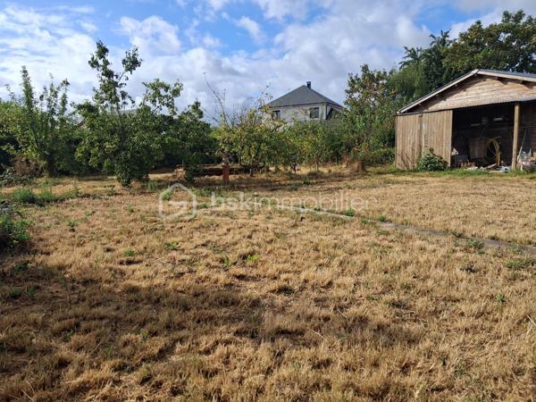 😎Un cadre de vie privilégié entre campagne et proximité des commodités !

👌Découvrez cette jolie parcelle de 1 020 m², idéalement située à la sortie du Molay-Littry, offrant un environnement agréable et paisible tout en restant proche de la ville et de ses commodités.

➕Les atouts de cette parcelle :

✅ 1 020 m² de terrain pour réaliser votre projet de construction

✅ Très bonne exposition, idéale pour profiter pleinement de la lumière naturelle

 ✅ Libre de tout constructeur : vous choisissez librement votre constructeur et votre projet

✅ Terrain non viabilisé, à viabiliser selon votre projet

✅ Un emplacement permettant de profiter de la tranquillité de la campagne tout en restant à proximité du Molay-Littry

✅ Une belle surface offrant de nombreuses possibilités d’aménagement

💰PRIX TRÈS ATTRACTIF : 55 000 € Soit seulement 53,92 € / m².

Une belle opportunité pour concrétiser votre projet de construction dans un environnement calme et verdoyant, sans vous éloigner des services et commodités de la ville.

🌳Vivre à la campagne, tout en restant proche de la ville : et si votre futur projet commençait ici ?

Pour plus d’informations ou organiser une visite, contactez- moi.


☎️07.65.67.70.58
📧s.gorregues@bskimmobilier.com
Les informations sur les risques auxquels ce bien est exposé sont disponibles sur le site Géorisques : www.georisques.gouv.fr
EI Stéphane Gorréguès
Mandataire indépendant en immobilier
Réseau BSK Immobilier
Immatriculé au RSAC de Coutances n 929936029000
#stephanegorreguesimmobilier
#opportunité #terrain #molaylittry
#stephanegorreguesbskimmobiliersaintloetenvirons
