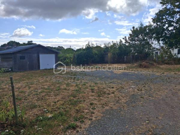 😎Un cadre de vie privilégié entre campagne et proximité des commodités !

👌Découvrez cette jolie parcelle de 1 020 m², idéalement située à la sortie du Molay-Littry, offrant un environnement agréable et paisible tout en restant proche de la ville et de ses commodités.

➕Les atouts de cette parcelle :

✅ 1 020 m² de terrain pour réaliser votre projet de construction

✅ Très bonne exposition, idéale pour profiter pleinement de la lumière naturelle

 ✅ Libre de tout constructeur : vous choisissez librement votre constructeur et votre projet

✅ Terrain non viabilisé, à viabiliser selon votre projet

✅ Un emplacement permettant de profiter de la tranquillité de la campagne tout en restant à proximité du Molay-Littry

✅ Une belle surface offrant de nombreuses possibilités d’aménagement

💰PRIX TRÈS ATTRACTIF : 55 000 € Soit seulement 53,92 € / m².

Une belle opportunité pour concrétiser votre projet de construction dans un environnement calme et verdoyant, sans vous éloigner des services et commodités de la ville.

🌳Vivre à la campagne, tout en restant proche de la ville : et si votre futur projet commençait ici ?

Pour plus d’informations ou organiser une visite, contactez- moi.


☎️07.65.67.70.58
📧s.gorregues@bskimmobilier.com
Les informations sur les risques auxquels ce bien est exposé sont disponibles sur le site Géorisques : www.georisques.gouv.fr
EI Stéphane Gorréguès
Mandataire indépendant en immobilier
Réseau BSK Immobilier
Immatriculé au RSAC de Coutances n 929936029000
#stephanegorreguesimmobilier
#opportunité #terrain #molaylittry
#stephanegorreguesbskimmobiliersaintloetenvirons