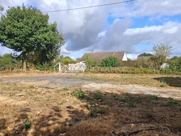 😎Un cadre de vie privilégié entre campagne et proximité des commodités !

👌Découvrez cette jolie parcelle de 1 020 m², idéalement située à la sortie du Molay-Littry, offrant un environnement agréable et paisible tout en restant proche de la ville et de ses commodités.

➕Les atouts de cette parcelle :

✅ 1 020 m² de terrain pour réaliser votre projet de construction

✅ Très bonne exposition, idéale pour profiter pleinement de la lumière naturelle

 ✅ Libre de tout constructeur : vous choisissez librement votre constructeur et votre projet

✅ Terrain non viabilisé, à viabiliser selon votre projet

✅ Un emplacement permettant de profiter de la tranquillité de la campagne tout en restant à proximité du Molay-Littry

✅ Une belle surface offrant de nombreuses possibilités d’aménagement

💰PRIX TRÈS ATTRACTIF : 55 000 € Soit seulement 53,92 € / m².

Une belle opportunité pour concrétiser votre projet de construction dans un environnement calme et verdoyant, sans vous éloigner des services et commodités de la ville.

🌳Vivre à la campagne, tout en restant proche de la ville : et si votre futur projet commençait ici ?

Pour plus d’informations ou organiser une visite, contactez- moi.


☎️07.65.67.70.58
📧s.gorregues@bskimmobilier.com
Les informations sur les risques auxquels ce bien est exposé sont disponibles sur le site Géorisques : www.georisques.gouv.fr
EI Stéphane Gorréguès
Mandataire indépendant en immobilier
Réseau BSK Immobilier
Immatriculé au RSAC de Coutances n 929936029000
#stephanegorreguesimmobilier
#opportunité #terrain #molaylittry
#stephanegorreguesbskimmobiliersaintloetenvirons