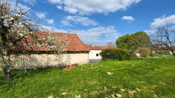 Tocane Saint Apre 24350 Ancienne Ferme comprenant maison 2 granges sur parcelle de 30970 m²