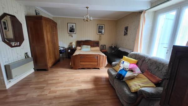Tocane Saint Apre 24350 Ancienne Ferme comprenant maison 2 granges sur parcelle de 30970 m²