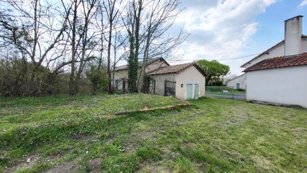 Tocane Saint Apre 24350 Ancienne Ferme comprenant maison 2 granges sur parcelle de 30970 m²