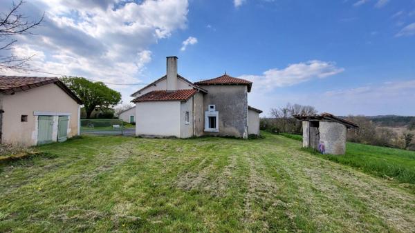 Tocane Saint Apre 24350 Ancienne Ferme comprenant maison 2 granges sur parcelle de 30970 m²
