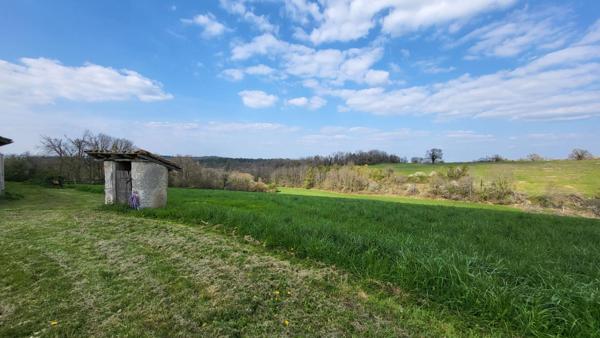 Tocane Saint Apre 24350 Ancienne Ferme comprenant maison 2 granges sur parcelle de 30970 m²