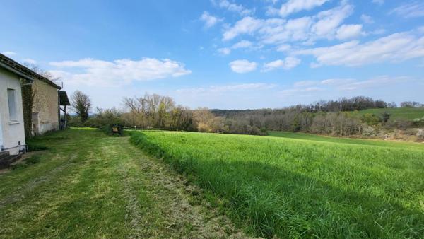 Tocane Saint Apre 24350 Ancienne Ferme comprenant maison 2 granges sur parcelle de 30970 m²
