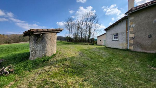 Tocane Saint Apre 24350 Ancienne Ferme comprenant maison 2 granges sur parcelle de 30970 m²