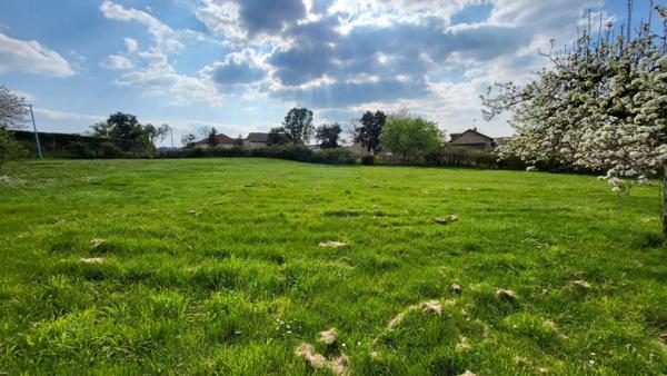 Tocane Saint Apre 24350 Ancienne Ferme comprenant maison 2 granges sur parcelle de 30970 m²