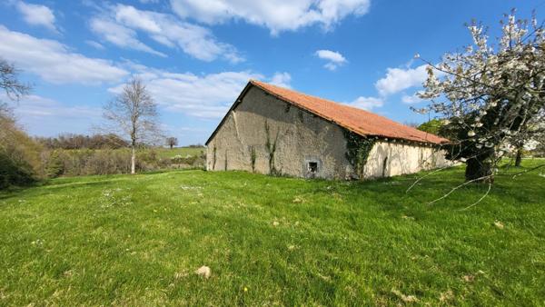 Tocane Saint Apre 24350 Ancienne Ferme comprenant maison 2 granges sur parcelle de 30970 m²