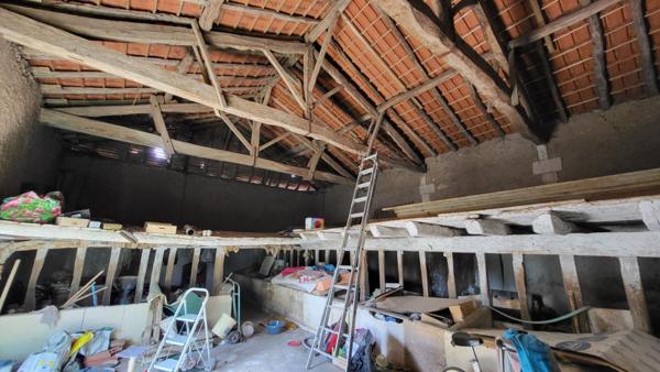 Tocane Saint Apre 24350 Ancienne Ferme comprenant maison 2 granges sur parcelle de 30970 m²
