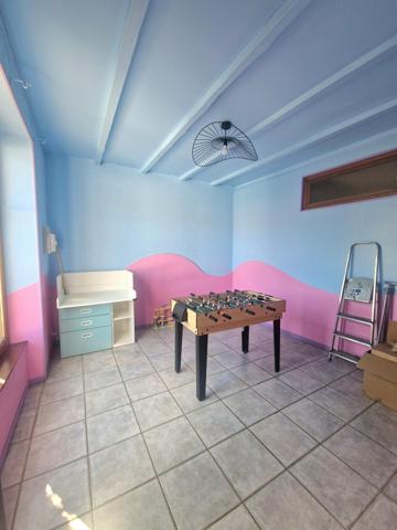 Maison familiale spacieuse au calme avec 5 chambres, 2 salles de bain !