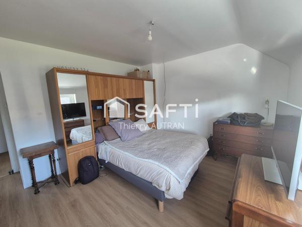 Maison fonctionnelle proche des plages avec jardin clôturé, ouvertures neuves et radiateurs neufs.