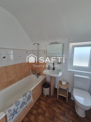 Maison fonctionnelle proche des plages avec jardin clôturé, ouvertures neuves et radiateurs neufs.