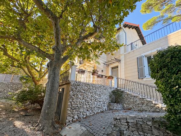 LES PENNES MIRABEAU - Maison T4 de 137m2 + dépendance, piscine et garage