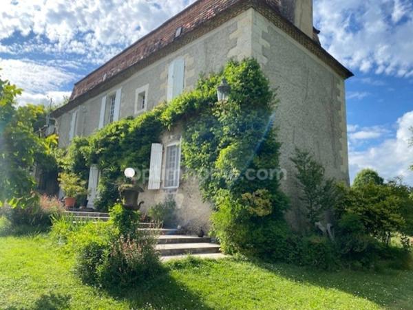 Magnifique maison de Maître, à vendre, 6 pièces SAINT ASTIER (24) avec vues, sur plus de 17 ha de terrain arboré et vallonné.