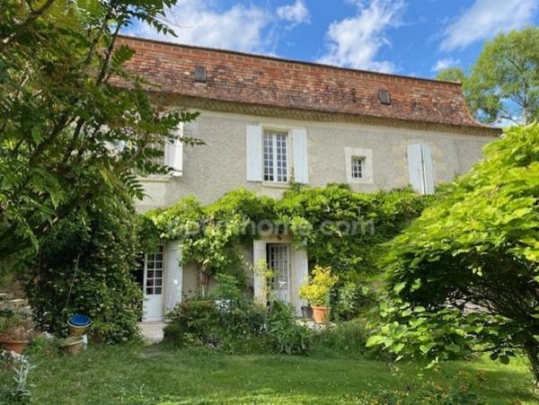 Magnifique maison de Maître, à vendre, 6 pièces SAINT ASTIER (24) avec vues, sur plus de 17 ha de terrain arboré et vallonné.