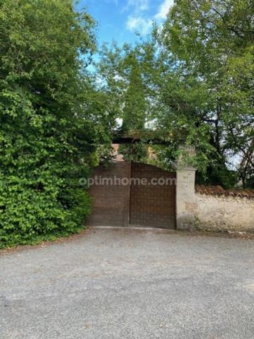 Magnifique maison de Maître, à vendre, 6 pièces SAINT ASTIER (24) avec vues, sur plus de 17 ha de terrain arboré et vallonné.