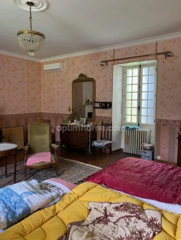 Magnifique maison de Maître, à vendre, 6 pièces SAINT ASTIER (24) avec vues, sur plus de 17 ha de terrain arboré et vallonné.