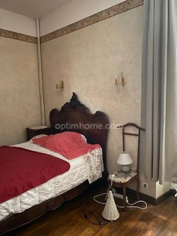 Magnifique maison de Maître, à vendre, 6 pièces SAINT ASTIER (24) avec vues, sur plus de 17 ha de terrain arboré et vallonné.